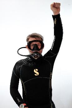 Ein Bild, das Mann enthält.

Automatisch generierte Beschreibung