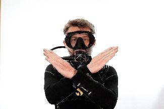 Ein Bild, das Person, Kleidung, Mann, tragen enthält.

Automatisch generierte Beschreibung