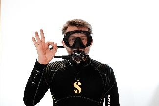 Ein Bild, das Person, Mann, Brille enthält.

Automatisch generierte Beschreibung