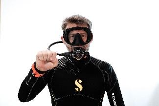 Ein Bild, das Person, Mann, schwarz, Brille enthält.

Automatisch generierte Beschreibung