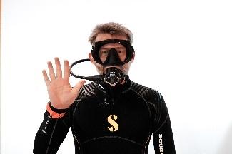 Ein Bild, das Person, Mann, schwarz enthält.

Automatisch generierte Beschreibung