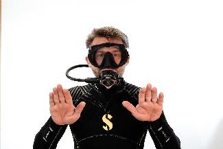 Ein Bild, das Person, Mann, tragen, darstellend enthält.

Automatisch generierte Beschreibung