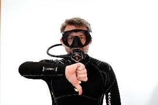 Ein Bild, das Person, schwarz, tragen, Maske enthält.

Automatisch generierte Beschreibung