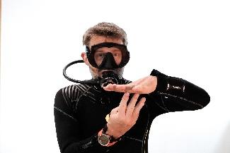 Ein Bild, das Person, tragen, schwarz enthält.

Automatisch generierte Beschreibung