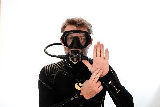 Ein Bild, das Person, tragen, schwarz enthält.

Automatisch generierte Beschreibung