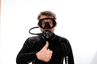 Ein Bild, das Text, Person, Mann, schwarz enthält.

Automatisch generierte Beschreibung